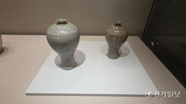 ‘분청상감 어문 매병’(왼쪽) 등에는 조선 15세기 흑백의 상감분청 특징이 드러나 있다. 이나경기자