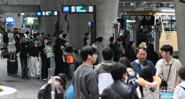 최장 열흘간의 추석 연휴 마지막 날인 12일 인천국제공항 제1여객터미널 입국장이 귀국한 시민들로 붐비고 있다. 인천국제공항은 하루 평균 이용객이 21만7000명을 기록하며 역대 추석 연휴중 가장 많은 인파가 몰렸다.
