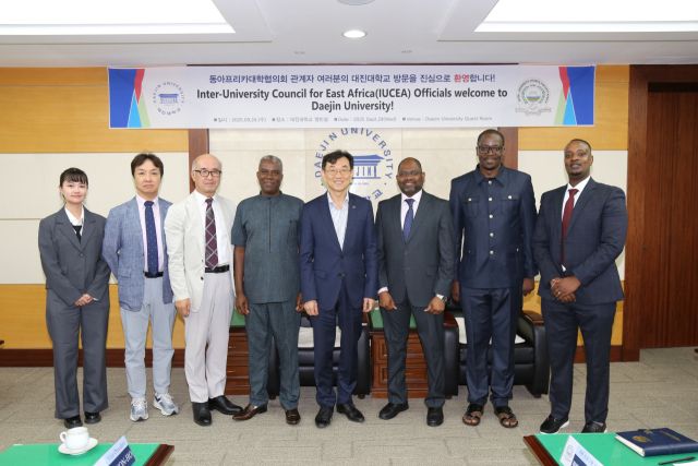 장석환 대진대학교 총장이 최근 동아프리카 대학협의회(IUCEA) 대표단을 초청해 한국-동아프리카 교육 교류 및 아프리카 유학생 유치 확대를 위한 국제 협력 프로젝트를 진행한 뒤 기념촬영을 하고 있다. 대진대학교 제공