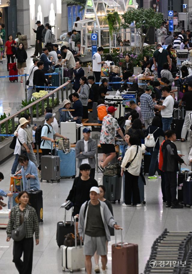 최장 열흘간의 추석 연휴 마지막 날인 12일 인천국제공항 제1여객터미널 입국장이 귀국한 시민들로 붐비고 있다. 인천국제공항은 하루 평균 이용객이 21만7000명을 기록하며 역대 추석 연휴중 가장 많은 인파가 몰렸다.
