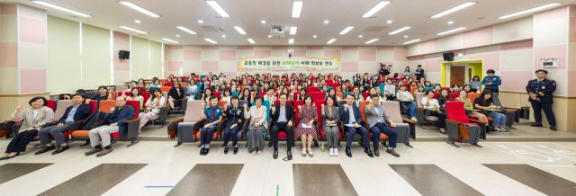 임태희 경기도교육이 지난 25일 구리 갈매초 학부모들과 ‘학교폭력의 교육적 해결을 위한 화해중재’ 소통의 시간을 갖고 기념촬영을 하고 있다. 경기도교육청 제공