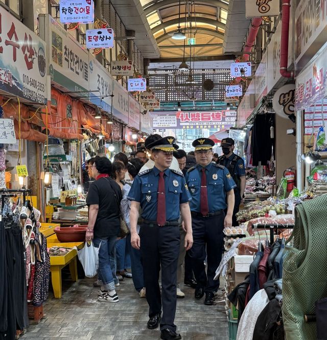 한창훈 인천경찰청장이 추석명절을 맞아 미추홀구 용현시장을 방문해 치안을 점검하고 있다. 인천경찰청 제공
