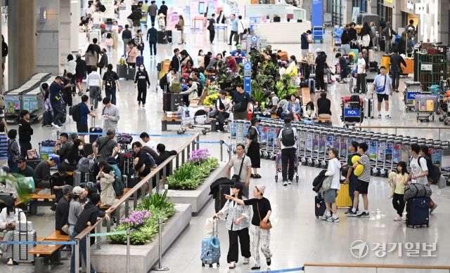 최장 열흘간의 추석 연휴 마지막 날인 12일 인천국제공항 제1여객터미널 입국장이 귀국한 시민들로 붐비고 있다. 인천국제공항은 하루 평균 이용객이 21만7000명을 기록하며 역대 추석 연휴중 가장 많은 인파가 몰렸다.