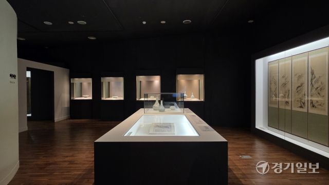 경기도자박물관에서 만날 수 있는 한국도자재단의 ‘도어지교(陶魚之交): 물고기 만난 도자기’ 전시 전경. 이나경기자