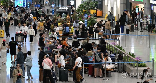 최장 열흘간의 추석 연휴 마지막 날인 12일 인천국제공항 제1여객터미널 입국장이 귀국한 시민들로 붐비고 있다. 인천국제공항은 하루 평균 이용객이 21만7000명을 기록하며 역대 추석 연휴중 가장 많은 인파가 몰렸다.