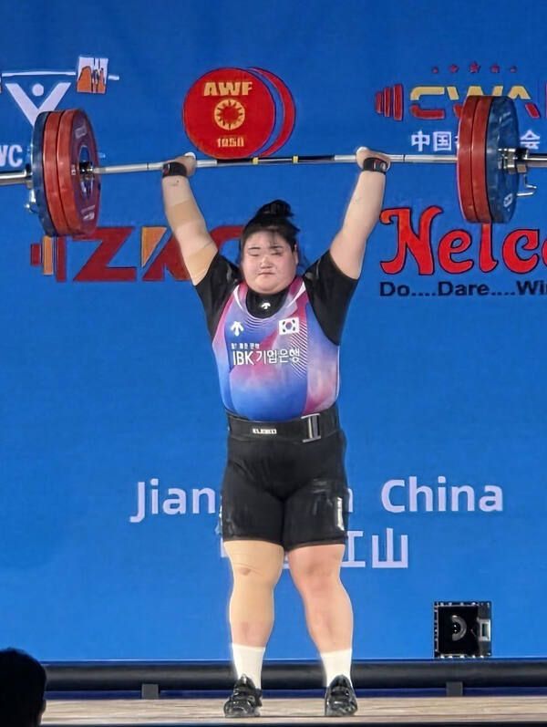 고양특례시청의 박혜정이 2025 세계역도선수권대회 87㎏ 이상급서 3관왕에 등극했다. 사진은 지난 아시아역도선수권대회의 박혜정의 경기 장면. 고양시청 제공