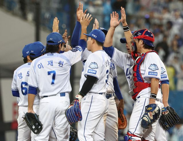 13일 대구 삼성라이온즈파크에서 열린 2025 KBO 프로야구 포스트시즌 준플레이오프 3차전 SSG 랜더스와 삼성 라이온즈의 경기. 5-3으로 승리를 거둔 삼성 선수들이 기뻐하고 있다. 연합뉴스