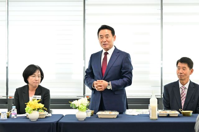 서울 강동구 공공복합청사 내에 문을 연 ‘포천가득’ 포천농산물 판매장 개소식에서 백영현 포천시장이 강동구와 포천시의 도농상생 협력을 강조하며 품질 좋은 농산물 공급을 약속하고 있다.(왼쪽부터 이수희 강동구청장, 백영현 포천시장, 석영환 포천시농업재단 대표이사). 포천시 제공