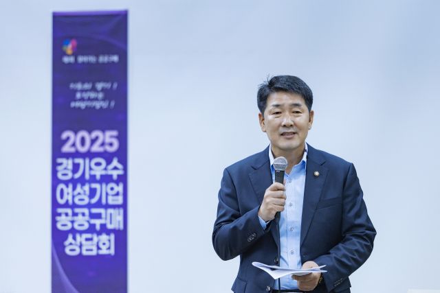 배정수 화성특례시의회 의장이 13일 2025년 찾아가는 여성기업 공공 구매 상담회에서 축사를 하고 있다. 화성특례시의회 제공