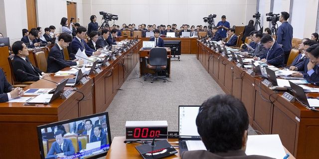 구윤철 부총리 겸 기획재정부 장관이 13일 국회에서 열린 기획재정위원회 국정감사에서 국민의힘 최은석 의원의 질의에 답하고 있다. 연합뉴스