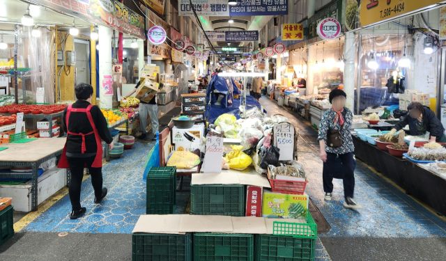 13일 오전 인천 부평구 부평종합시장 주요 통로로 한 시민이 걸어가고 있다. 황남건기자