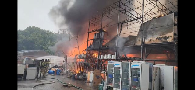 13일 오후 인천 서구 왕길동 주방용품매장에 불이 난 모습. 인천소방본부 제공