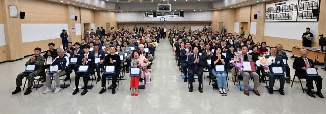 13일 인천시청 대회의실에서 열린 2025년 3분기 모범선행시민 표창 수여식에서 수상자들이 기념촬영을 하고 있다. 인천시 제공