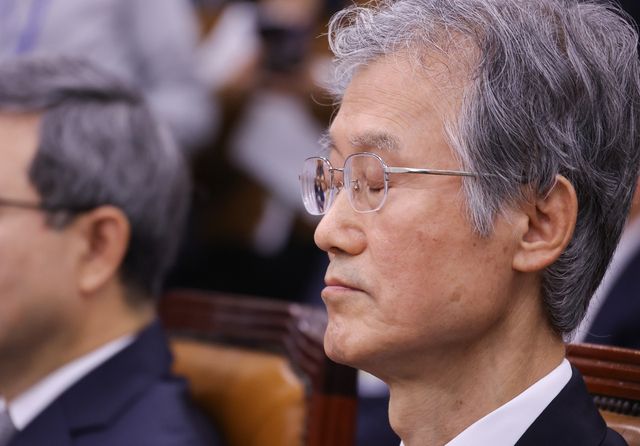 조희대 대법원장이 지난 13일 서울 여의도 국회에서 열린 법제사법위원회 국정감사에 출석해 눈을 감고 있는 모습. 연합뉴스