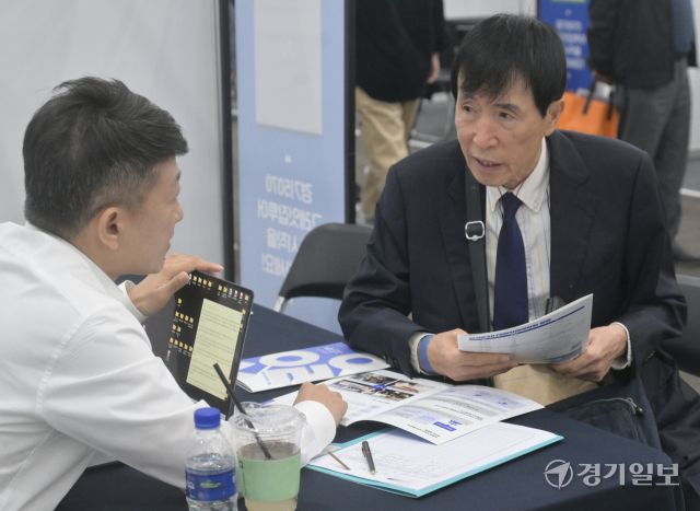 14일 고양특례시 킨텍스에서 열린 ‘경기도 5070 일자리 박람회’에서 중장년층 구직자들이 기업 부스를 찾아 이력서를 제출하고 면접을 보는 등 구직 활동을 하고 있다. 이번 박람회에는 채용기업 100여 곳과 유관기관 40곳이 참여해 현장 채용과 취업 상담을 진행했다. 경기도는 50~70대 중장년층을 대상으로 기업과 직접 연결하는 맞춤형 일자리 매칭을 통해 재취업 기회를 확대하기 위해 이번 행사를 마련했다.조주현기자