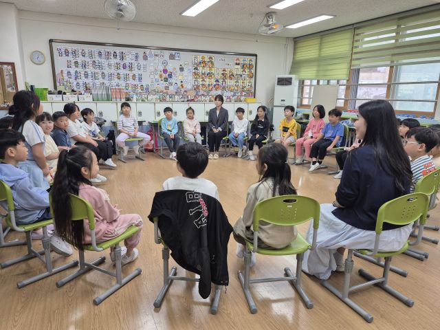 수원초등학교에서 지난 13일부터 교생실습을 시작한 예비교사들이 학급 학생들과 첫 인사를 나누고 있다. 수원초등학교 제공