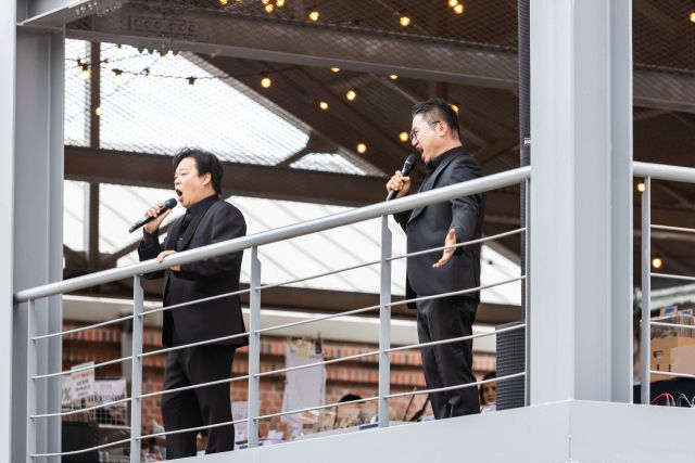 11일 오후 인천아트플랫폼 광장. 야외데크 2층에서 남성 중창단 ‘오페라움’이 관객들을 내려다보며 곡을 열창하고 있다. 인천아트플랫폼 제공