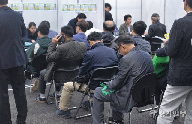 14일 고양특례시 킨텍스에서 열린 ‘경기도 5070 일자리 박람회’에서 중장년층 구직자들이 기업 부스를 찾아 이력서를 제출하고 면접을 보는 등 구직 활동을 하고 있다. 이번 박람회에는 채용기업 100여 곳과 유관기관 40곳이 참여해 현장 채용과 취업 상담을 진행했다. 경기도는 50~70대 중장년층을 대상으로 기업과 직접 연결하는 맞춤형 일자리 매칭을 통해 재취업 기회를 확대하기 위해 이번 행사를 마련했다.조주현기자