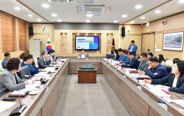 포천시의회가 13일 의회 청사 2층 회의실에서 열린 ‘10월 현안 간담회’에서 시민 체감형 정책 추진 방안을 논의하고 있다. 포천시의회 제공
