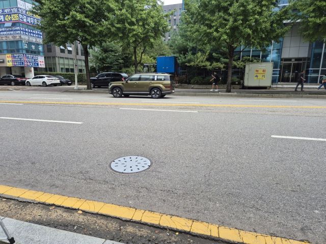 안양시 수원지법 안양지원 옆 도로에 설치한 맨홀충격방지구 실증. 안양시 제공.