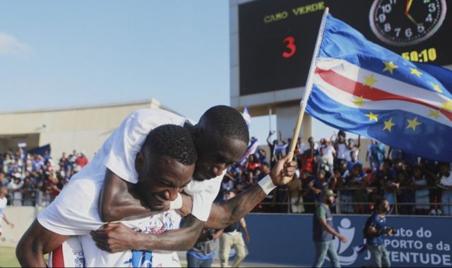 카보베르데 축구 국가대표팀 선수들이 북중미 월드컵 본선 진출 확정 후 국기를 흔들며 기뻐하고 있다. AP=연합뉴스