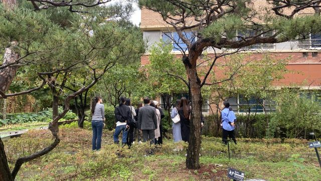 가을을 그린 학교 안 생태숲, 마을을 만나다 오늘은 안양 박달중학교 '생태숲 개방의 날'. 안양과천교육지원청 제공