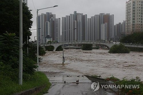 불어난 중랑천. 연합뉴스