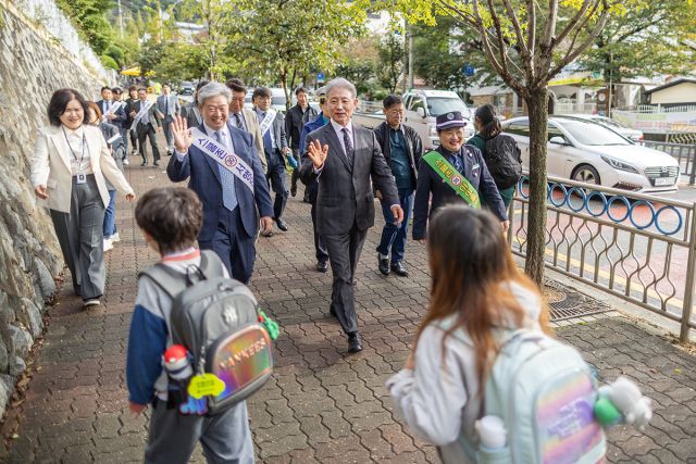 윤환 구청장 등이 14일 오전 인천 계양구 효성중학교를 방문해 통학로 교통 안전 캠페인을 벌이고 있다. 인천 계양구 제공.