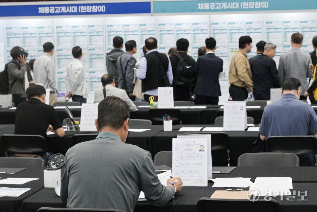 14일 고양특례시 킨텍스에서 열린 ‘경기도 5070 일자리 박람회’에서 중장년층 구직자들이 기업 부스를 찾아 이력서를 제출하고 면접을 보는 등 구직 활동을 하고 있다. 이번 박람회에는 채용기업 100여 곳과 유관기관 40곳이 참여해 현장 채용과 취업 상담을 진행했다. 경기도는 50~70대 중장년층을 대상으로 기업과 직접 연결하는 맞춤형 일자리 매칭을 통해 재취업 기회를 확대하기 위해 이번 행사를 마련했다.조주현기자