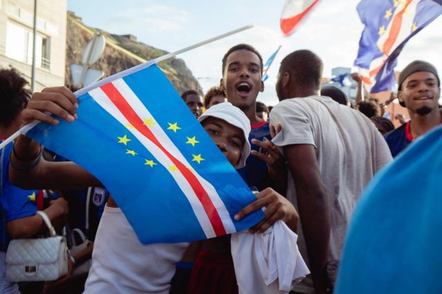 카베보르데 축구 팬들이 국기를 흔들며 월드컵 본선 진출의 기쁨을 표현하고 있다. [AP=연합뉴스]