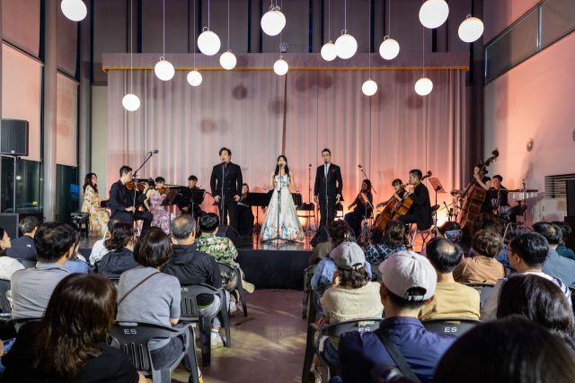 11일 오후 인천아트플랫폼 실내공연장. 특별팀 ‘IAP 프로젝트 앙상블’이 합주와 성악을 선보이고 있다. 인천아트플랫폼 제공