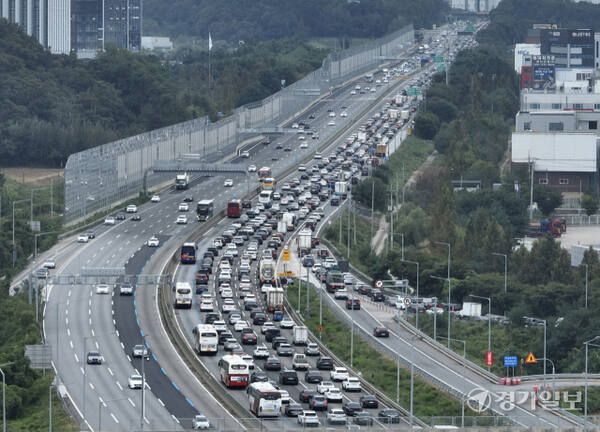 지난 3일 오후 경부고속도로 부산방향 수원신갈IC~오산 구간에서 귀성 차량이 가다 서다를 반복하고 있다. 경기일보DB