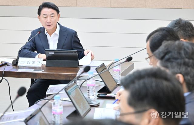 15일 오후 의정부시청 회룡홀에서 열린 '개발제한구역 정책발전 경기도 시장·군수 협의회 제19차 정기회의'에서 김동근 경기도 시장·군수 협의회장(의정부시장)이 인사말을 하고 있다. 이번 회의에서 개발제한구역 제도 개선 등에 관한 안건을 제안 및 채택을 진행했다. 홍기웅기자