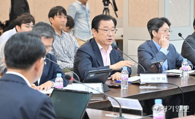 15일 오후 의정부시청 회룡홀에서 열린 '개발제한구역 정책발전 경기도 시장·군수 협의회 제19차 정기회의'에서 이현재 하남시장이 개발제한구역 제도 개선에 대한 의견을 발언하고 있다. 이번 회의에서 개발제한구역 제도 개선 등에 관한 안건을 제안 및 채택을 진행했다. 홍기웅기자