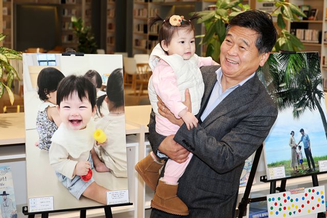 박종효 남동구청장이 행복한 우리아이 사진전에 참여해 기념 촬영을 하고 있다. 남동구청 제공