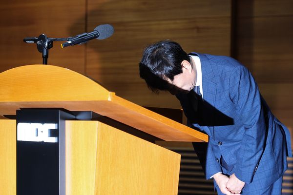 안형준 MBC 사장이 15일 서울 마포구 상암동 MBC 사옥에서 진행된 기자회견에서 직장 내 괴롭힘을 호소하며 숨진 MBC 기상캐스터 오요안나 씨 어머니 장연미씨와 합의문에 서명한 뒤 재발방지를 약속하며 고개 숙여 인사하고 있다. 연합뉴스