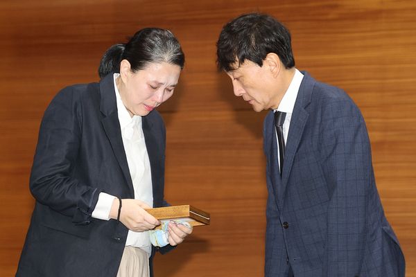 안형준 MBC 사장(오른쪽)이 15일 서울 마포구 상암동 MBC 사옥에서 진행된 기자회견에서 직장 내 괴롭힘을 호소하며 숨진 MBC 기상캐스터 오요안나 씨 어머니 장연미씨와 합의문에 서명한 뒤 사과하고 있다. 연합뉴스