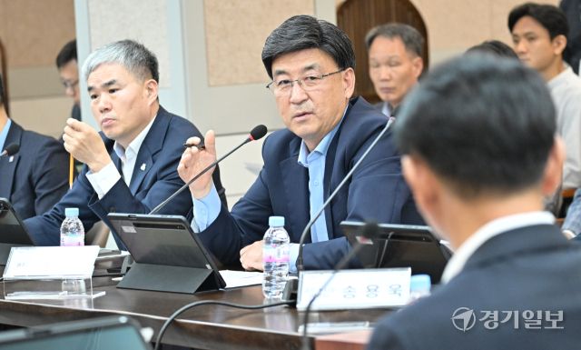 15일 오후 의정부시청 회룡홀에서 열린 '개발제한구역 정책발전 경기도 시장·군수 협의회 제19차 정기회의'에서 방세환 광주시장이 개발제한구역 제도 개선에 대한 의견을 발언하고 있다. 이번 회의에서 개발제한구역 제도 개선 등에 관한 안건을 제안 및 채택을 진행했다. 홍기웅기자