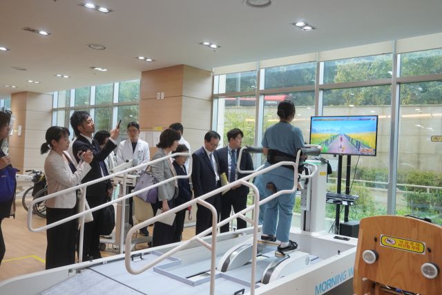 일본 의료법인 아이젠카이 이사장 등 관계자들이 서송병원을 방문, 재활의료 시스템을 둘러보고 있다. 서송병원 제공