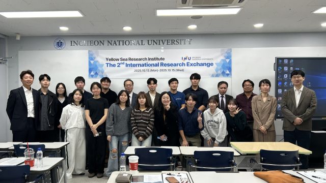 ‘제2회 INU-NU 해양학술연구교류회’ 참가자들이 기념촬영을 하고 있다. 인천대 제공