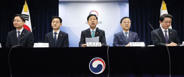 구윤철 부총리 겸 기획재정부 장관이 15일 서울 종로구 정부서울청사에서 주택시장 안정화 대책 관계부처 합동브리핑을 하고 있다. 왼쪽부터 임광현 국세정창, 윤창렬 국무조정실장, 구윤철 경제부총리, 김윤덕 국토교통부 장관, 이억원 금융위원장. 연합뉴스 제공