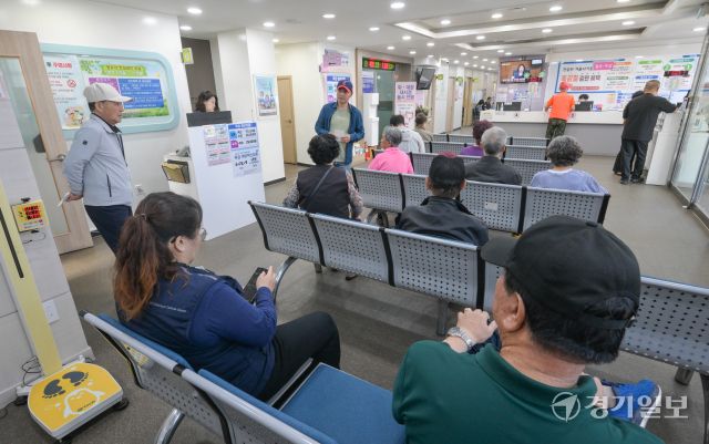 어르신 대상 독감(인플루엔자)·코로나19 백신 무료 예방접종이 시작된 15일 오전 수원특례시 팔달구 인구보건복지협회 경기도지회 가족보건의원에서 한 어르신이 예방접종을 받고 있다. 75세 이상은 이날부터, 70~74세는 20일, 65~69세는 22일부터 접종을 받을 수 있다. 예방접종은 내년 4월 30일까지 전국 보건소 및 지정 위탁의료기관에서 진행된다. 윤원규기자