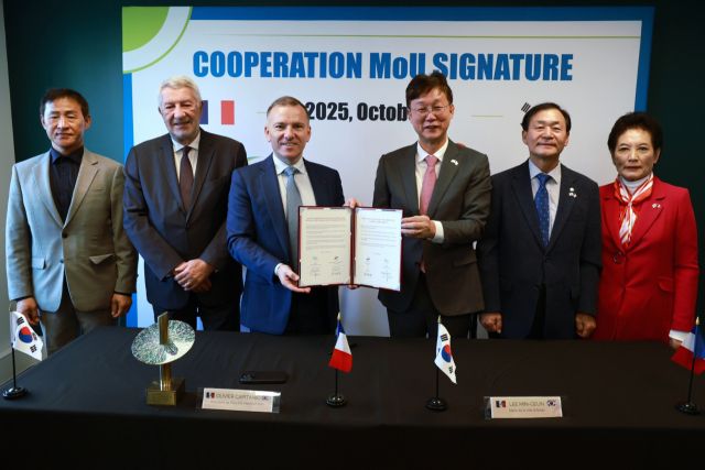 프랑스 파리 동부행정구역에서 열린 국제협력 간담회에서 이민근 안산시장과 대표단이 안산사이언스밸리 졍제자유구역 투자유치 설명회를 마치고 기념촬영을 하고 있다. 안산시 제공