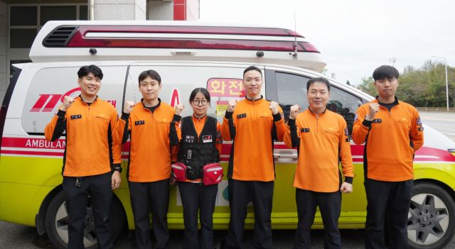 9일 고양시 한 야산에 쓰러진 80대 어르신을 구조한 고양소방서 화전119안전센터 소속 대원들(사진 왼쪽부터이세형 소방교 , 김성수 소방장, 김진희·주현우 소방교, 이진규 소방위, 이경민 소방사)이 화이팅을 외치고 있다.고양소방서 제공