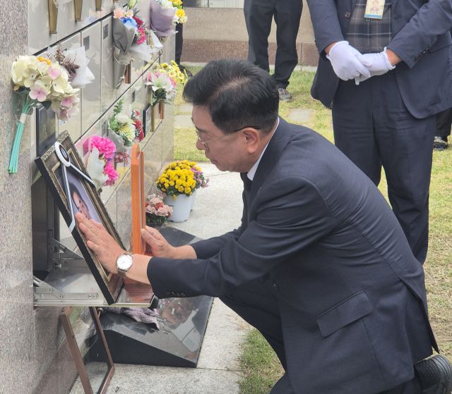 전진선 군수가 지난 14일 양평공설묘원에서 故人에게 애도를 표하고 있다. 황선주기자
