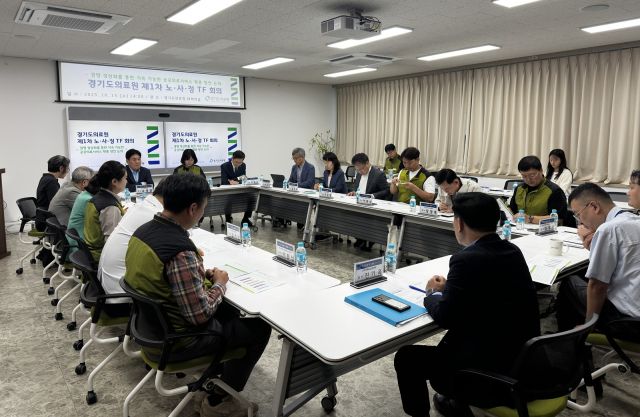 15일 경기도의료원 대회의실에서 열린 ‘경기도의료원 운영 정상화 및 지속 가능한 공공의료 확충을 위한 노·사·정 TF’ 제1차 회의 참석자들. 경기도 제공