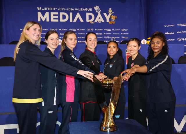 16일 서울 호텔리베라 청담에서 열린 '진에어 2025~2026 V-리그 여자부 미디어데이'에서 (왼쪽부터) 현대건설 카리 가이스버거, 한국도로공사 알리사 킨켈라, 흥국생명 레베카 라셈, 정관장 엘리사 자네테, GS칼텍스 레이나 토코쿠, 페퍼저축은행 시마무라 하루요, 한국도로공사 레티치아 모마가 기념촬영하고 있다. 연합뉴스
