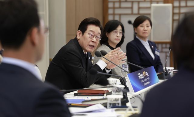 이재명 대통령이 16일 용산 대통령실에서 열린 제2차 핵심규제 합리화 전략회의를 주재하고 있다. 연합뉴스