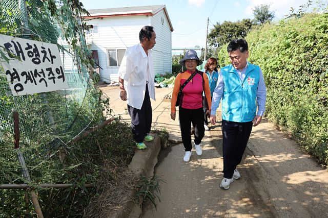 박종효 남동구청장이 지역의 통장들과 만나 건의 사항을 듣고 있다. 인천 남동구청 제공