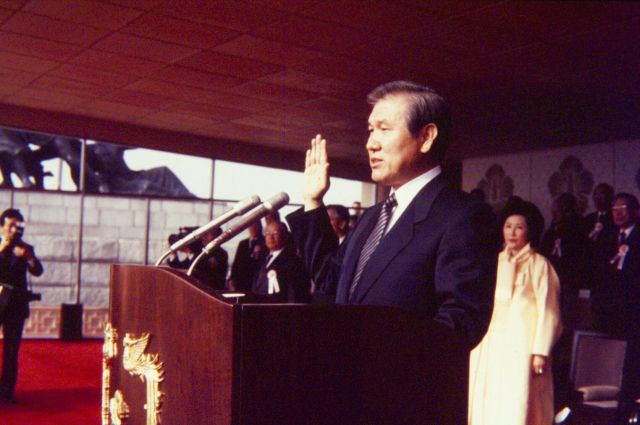 노태우 전 대통령이 1988년 2월 25일 서울 여의도 국회의사당 앞 광장에서 제13대 대통령 취임식 참석해 취임 선서를 하고있다. 대통령 기록관